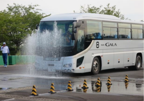 外部研修施設による安全運転研修の様子